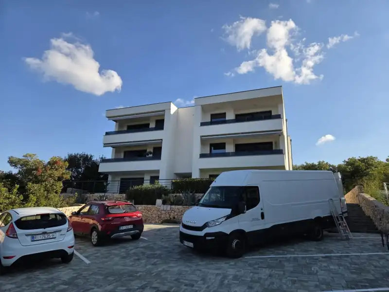 bijeli kombi u selidbi