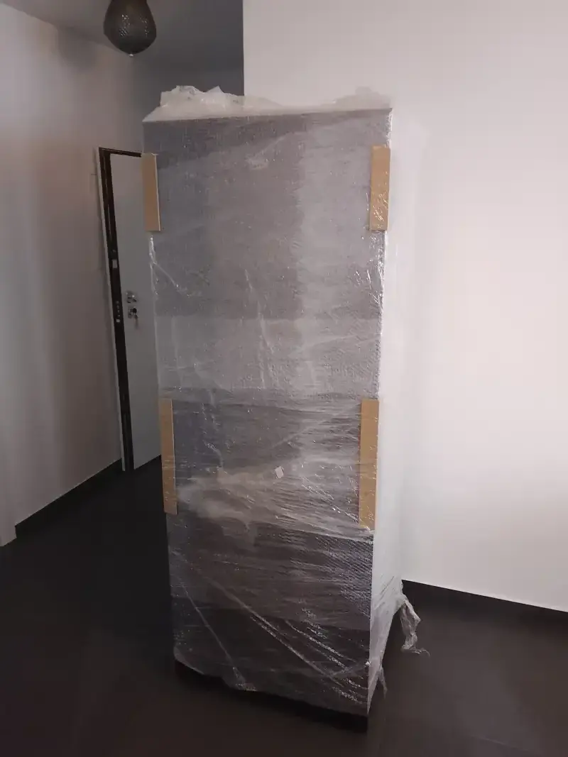 frizider zamotan stretch folijom